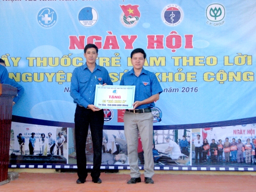 Đ/c Nguyễn Duy Cường – Phó Bí thư Tỉnh Đoàn trao tặng 03 Nhà nhân ái